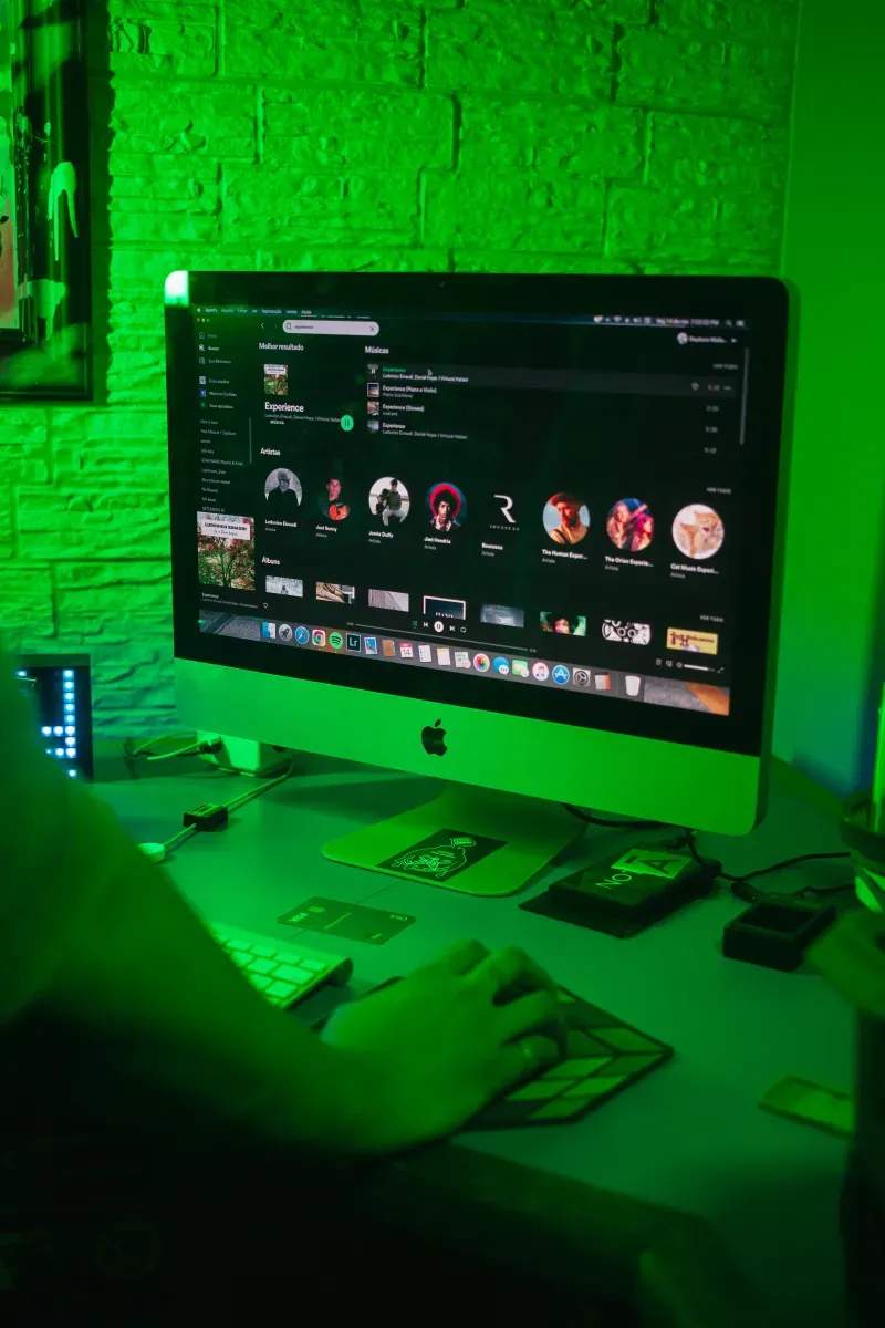 Hybride Townhall-Produktion mit Remote-Beiträgen